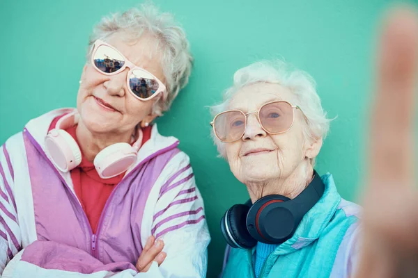 Senioren Vrouwen Mode Retro Selfie Met Zonnebril Hoofdtelefoon Vintage Kleding — Stockfoto