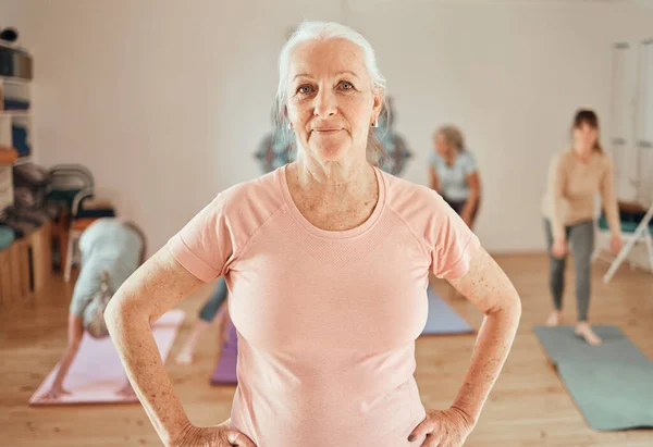 Portræt Ældre Kvinde Yoga Klasse Med Coach Wellness Motion Sundhed - Stock-foto
