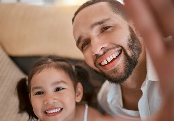 Feliz Cuidado Selfie Pai Com Criança Para Vincular Relaxar Sorrir — Fotografia de Stock