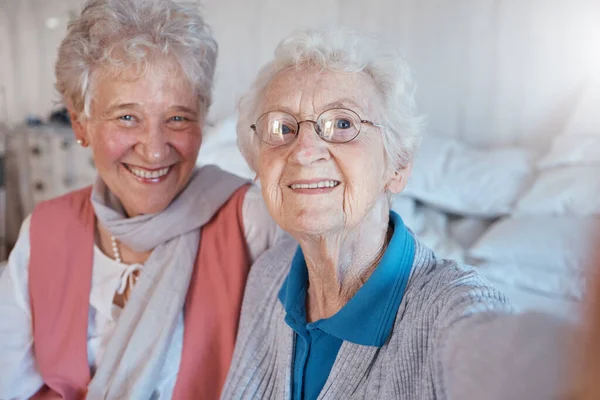 Ηλικιωμένες Γυναίκες Φίλοι Και Selfie Χαμόγελο Ευτυχία Και Φροντίδα Κατά — Φωτογραφία Αρχείου