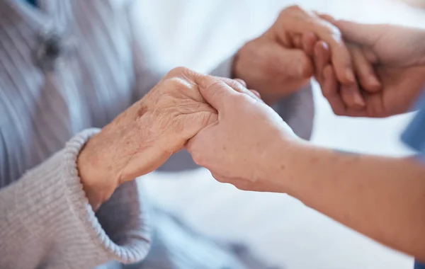 Oudere Vrouw Handen Ondersteuning Het Houden Van Zorgverlener Voor Medische — Stockfoto