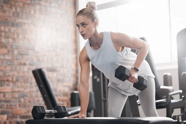 Spor Salonunda Halter Ağırlık Kaldırma Egzersiz Vücut Geliştirme Ile Kas — Stok fotoğraf