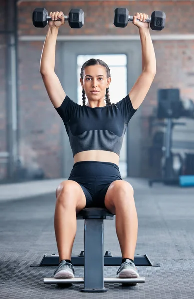 Treningsevner Treningsøvelser Kvinner Med Dumskaller Bare Gymnastikktreningen Til Helsevesenet Portrett – stockfoto