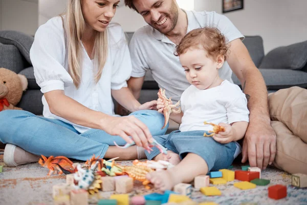 Família Brinquedos Brincadeiras Desenvolvimento Vínculo Com Pais Filhos Brincando Juntos — Fotografia de Stock