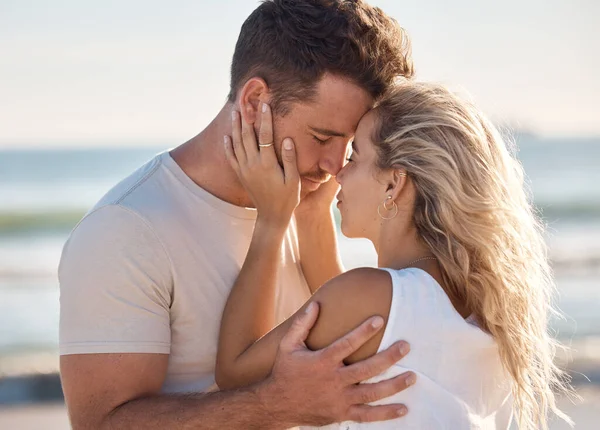 亲吻和海滩与一对年轻夫妇分享亲密的时刻在海滨或海洋边 在夏天的户外约会中 浪漫以及与男人和女人在一起旅行 — 图库照片
