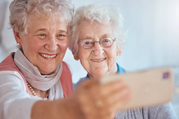 Telefon Szelfi Idős Nők Barátok Mosolyognak Képregény Fotózás Idősek Otthonában — Stock Fotó