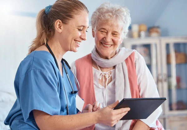 Verpleeghuis Senior Patiënt Verpleegkundige Met Tablet Medisch Onderzoek Resultaten Digitaal — Stockfoto