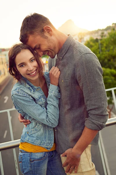 Han Snäll Mot Mig Ett Lyckligt Ungt Par Njuter Romantisk — Stockfoto