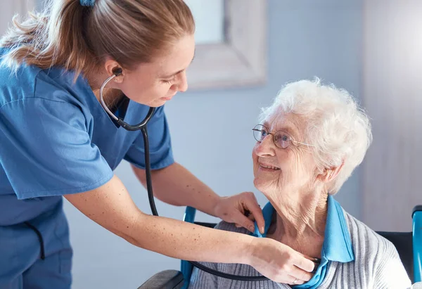 Старшая Женщина Медсестра Стетоскоп Проверить Сердцебиение Дыхание Здоровье Пожилых Пациентов — стоковое фото