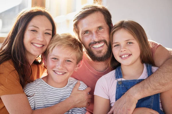 Gelukkige Familie Kinderen Ouders Portret Liefde Woonkamer Ontspanning Binding Zorg — Stockfoto