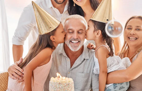Familia Cumpleaños Niñas Besan Abuelo Casa Celebración Familia Grande Pastel — Foto de Stock
