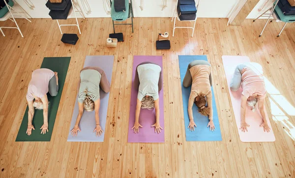 Yoga Studio Und Seniorengruppe Ruhestand Die Eine Dehnübung Für Körper — Stockfoto