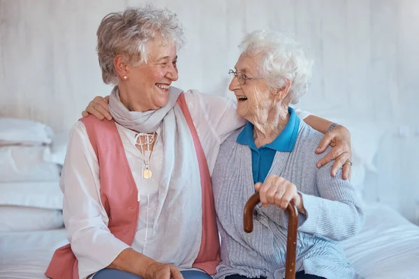 Donna Anziana Amici Abbraccio Sul Letto Casa Appartamento Casa Cura — Foto Stock