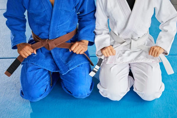 Karate Ruce Opasek Sensei Studentem Klečící Podložce Dojo Nebo Tělocvičně — Stock fotografie