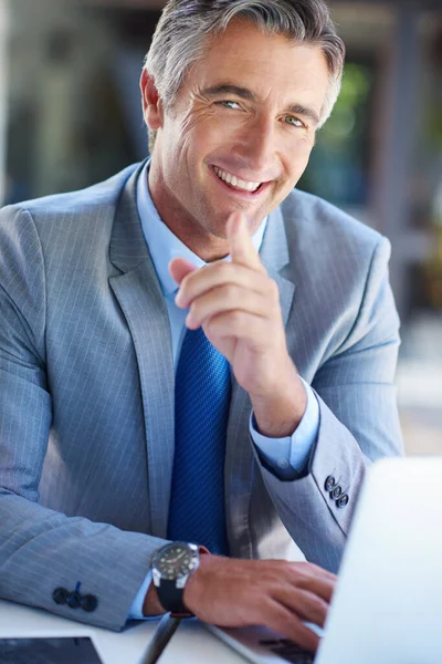 お前には成功するために必要なものがある ラップトップで働く自信に満ちた成熟したビジネスマンの肖像画 — ストック写真