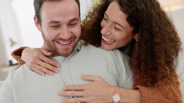 Casal Cômico Engraçado Comédia Abraço Juntos Enquanto Casa Assistindo Vídeo — Vídeo de Stock