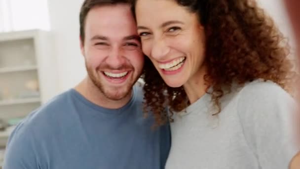Pár Láska Šťastná Selfie Posteli Ložnici Domov Pro Romantickou Vzpomínku — Stock video