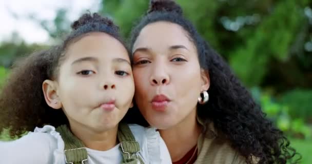 Selfie Felice Madre Ragazza Nel Parco Con Viso Stupido Bacio — Video Stock
