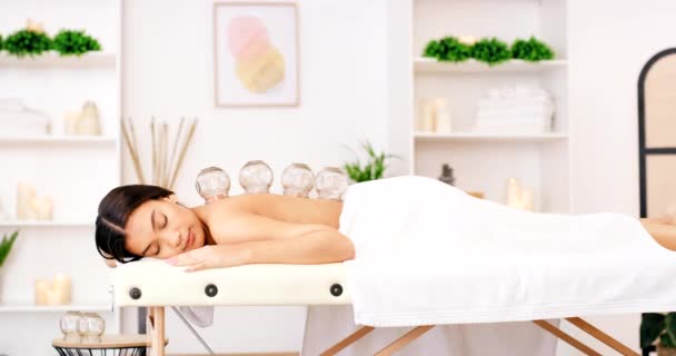 Spa Terapia Coppettazione Massaggio Femminile Mentre Rilassarsi Sul Tavolo Corpo — Video Stock