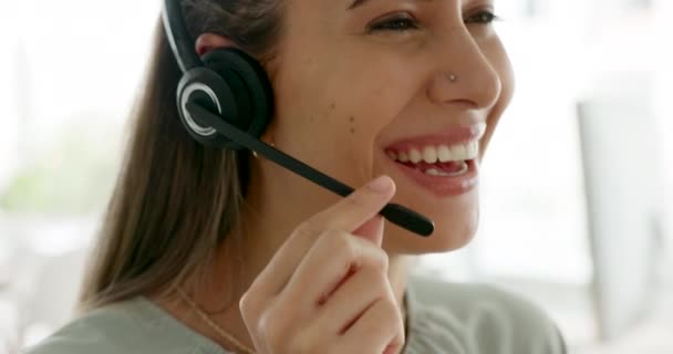 コールセンターの相談 幸せな女性の顔と顧客サービスのヘルプ コンサルティングとソリューション テレマーケティングと通信代理店 Webカスタマーサポートのためにオンラインで顧客と話す営業担当者 — ストック動画