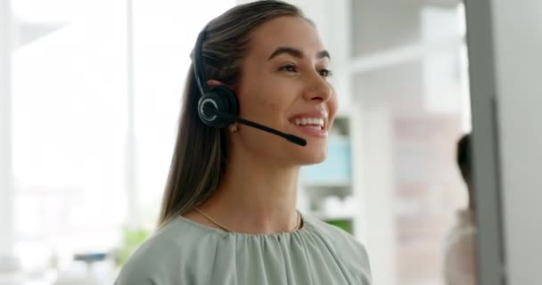 呼叫中心 电话营销和客户服务妇女使用耳机和个人电脑与客户进行咨询 以获得信息 乐意与我们和销售顾问联系 寻求支持和帮助 — 图库视频影像