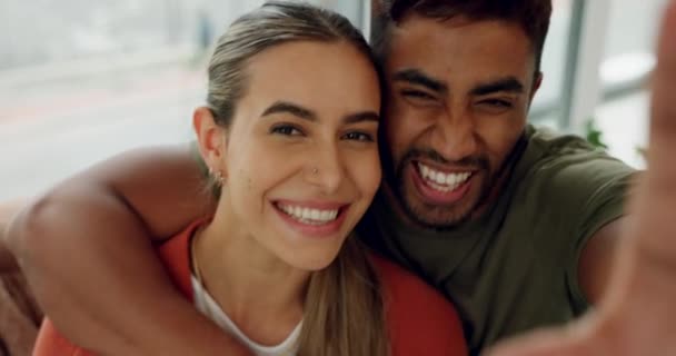 Couple Selfie Cheek Kiss House Home Hotel Living Room Trust — Stock Video