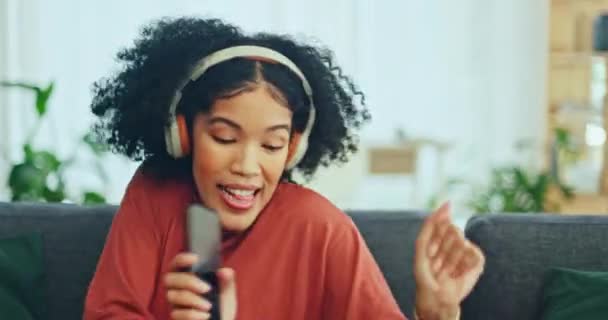 Telefonieren Musik Und Tanz Mit Einer Schwarzen Frau Die Singt — Stockvideo