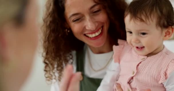 Läkare Wellness Och High Five Med Glad Baby Barnläkare Besök — Stockvideo