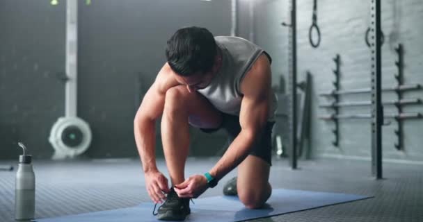 フィットネス ジムの男性は トレーニング 心臓運動やワークアウトのための靴を準備します トレーニング 健康と健康のための運動の準備を取得するための履物 スタートまたは健康的なアスリートのネクタイの靴レース — ストック動画