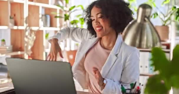 弁護士の成功 昇進または達成のニュースのためのラップトップ 黒人女性および勝者のダンス 興奮し 幸せとプロのオフィスでダンスを祝う 幸せと弁護士の勝利 — ストック動画