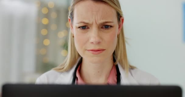 Zmatení Zdravotní Péče Lékař Čtení Mailu Komunikací Špatné Zprávy Stres — Stock video