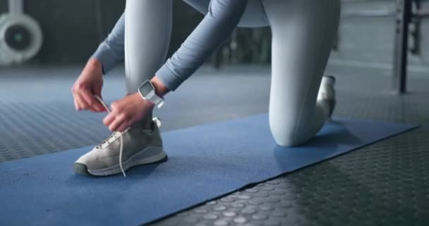 Γυναικεία Παπούτσια Γυμναστικής Κορδόνια Στο Πάτωμα Και Έτοιμα Για Προπόνηση — Αρχείο Βίντεο
