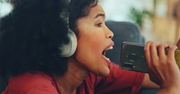 Telefon Muzyka Taniec Czarną Kobietą Śpiewającą Podczas Zabawy Salonie Swojego — Wideo stockowe