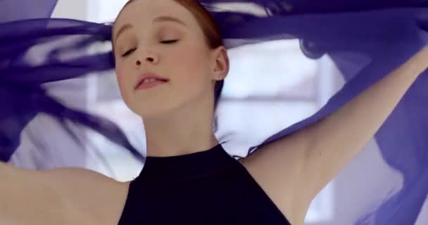Bailarina Seda Gimnasia Una Estudiante Ballet Con Tejido Haciendo Ejercicio — Vídeos de Stock