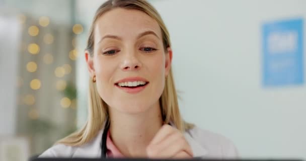 Médico Pensante Solución Trabajo Laptop Consultorio Médico Hospital Clínica Para — Vídeo de stock
