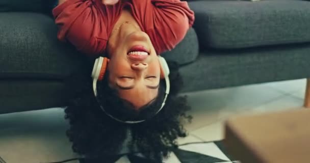 Музыка Танец Черная Женщина Двигают Ногами Диване Звуки Звука Наушниках — стоковое видео