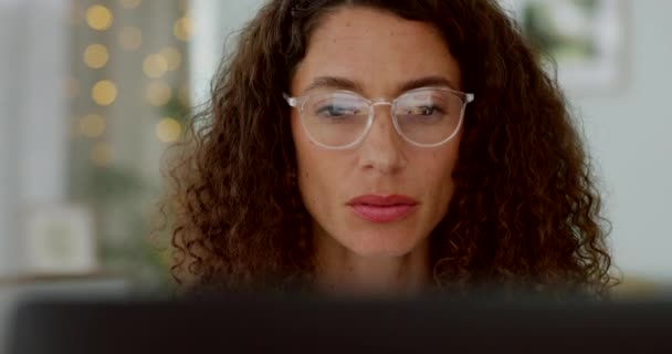 眼镜和女商人阅读电子邮件反馈 文章评论或公司销售报告 数据分析和营销策略中的工人关注 思考和问题解决 — 图库视频影像