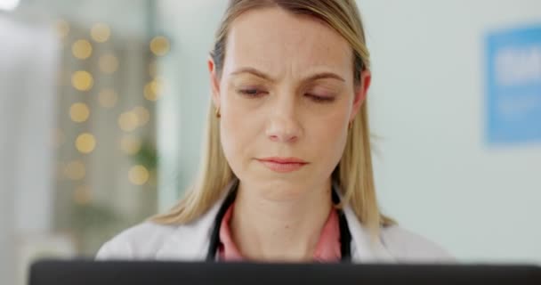 病院の診察室で医学の研究をしている医師 読書家 医療の専門家は 診療所の彼女のオフィスでテスト結果の分析を行う — ストック動画