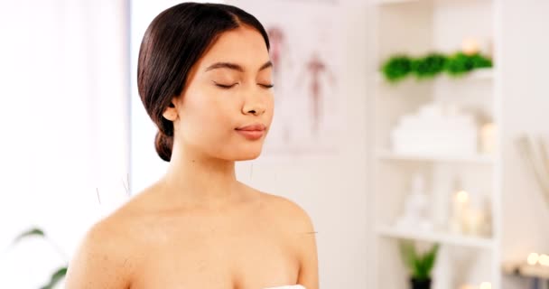 Meditasi Akupunktur Spa Kesehatan Dan Wanita Menghirup Udara Untuk Perdamaian — Stok Video