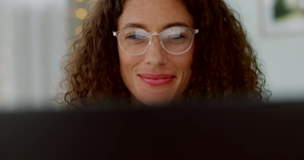 Kadını Dizüstü Bilgisayar Gözlük Posta Okumak Veri Analizi Yaparken Sonuçlardan — Stok video
