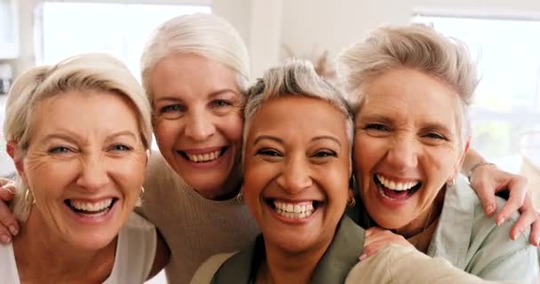 退職後の再会中にソーシャルメディアの投稿のために一緒に笑顔 幸福と多様性を持つシニア女性 友人や自撮り 面白いと幸せな高齢女性グループの肖像ホーム — ストック動画