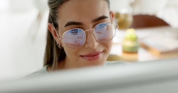 Komputer Biuro Szczęśliwa Kobieta Planujące Projekt Badań Online Internecie Technologia — Wideo stockowe