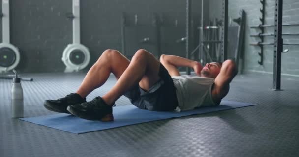 在健身房锻炼 锻炼身体 年轻的亚洲人运动员 健康的运动健康目标和核心肌肉或腹部动力 坐在健康工作室的垫子上 — 图库视频影像