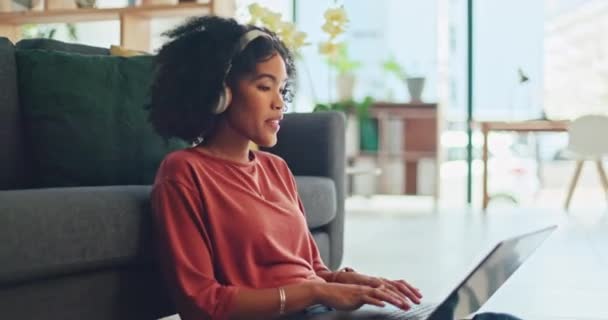 Чорна Жінка Ноутбук Співає Музичними Навушниками Будинку Або Домашній Вітальні — стокове відео