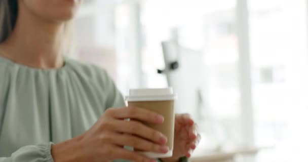 Koffie Kalmte Vrouw Haar Kantoor Ochtend Werken Aan Een Corporate — Stockvideo