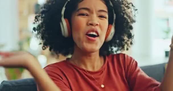 Femme Noire Dansant Sur Musique Sur Canapé Streaming Chanson Hip — Video