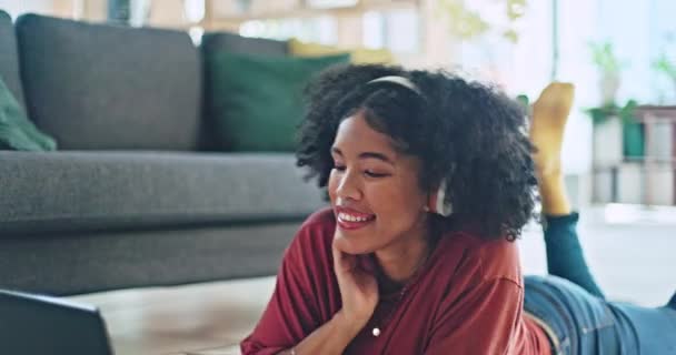 黑人女人 笔记本电脑和音乐在地板上 快乐而在客厅里 带着微笑或网上跳舞或放松 用于娱乐 快乐或创造性聆听或流媒体音频的年轻女性 女孩或数字设备 — 图库视频影像