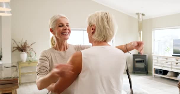 Happy Teman Teman Dan Berpelukan Dengan Seorang Wanita Senior Dan — Stok Video