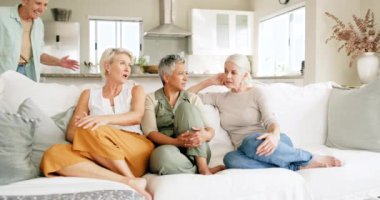Dostlar, süpriz ve mutluluk evdeki kanepede dinlenmek, kaynaşmak ve kaliteli zaman geçirmek için emeklilik sırasında destek ve bakım için. Buluşma, sosyal buluşma ve bayanların selamlaşması..