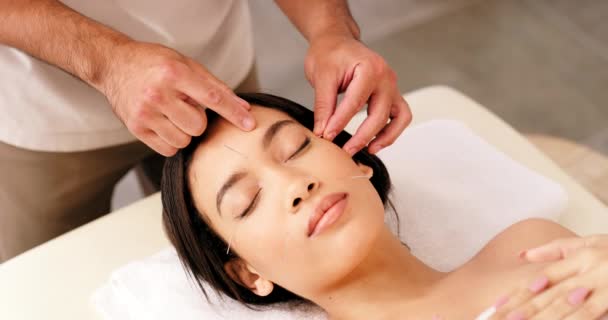 Kadın Dinlenme Yüz Akupunktur Cilt Kozmetik Güzellik Spa Tedavisi Tatil — Stok video